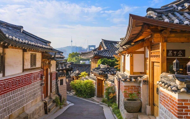 Khám phá vẻ đẹp của ngôi làng cổ Bukchon Hanok khi du lịch Hàn Quốc