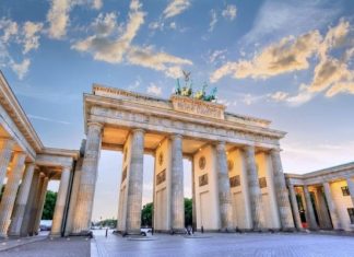Check in cổng Brandenburg – biểu tượng hòa bình của thủ đô Berlin Đức Check in cổng Brandenburg - biểu tượng hòa bình của thủ đô Berlin Đức